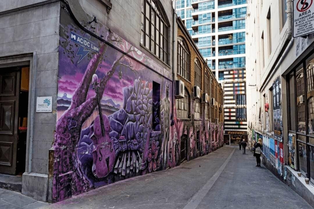 St5reet art in Melbourne laneway
